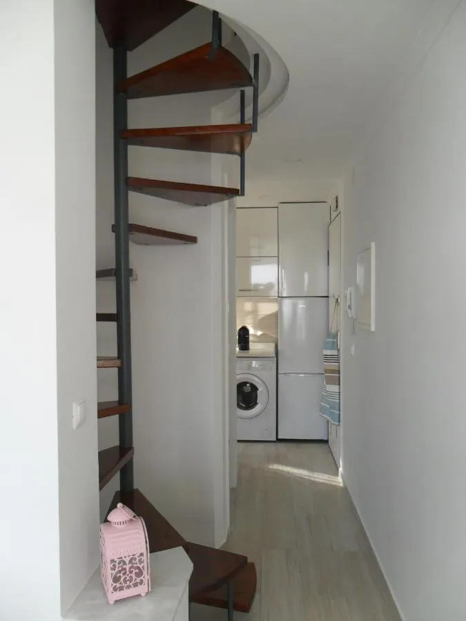 Escada para o piso superior e cozinha