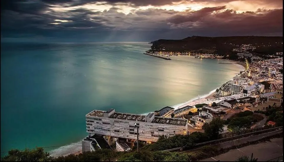 A baía de Sesimbra ao fim do dia