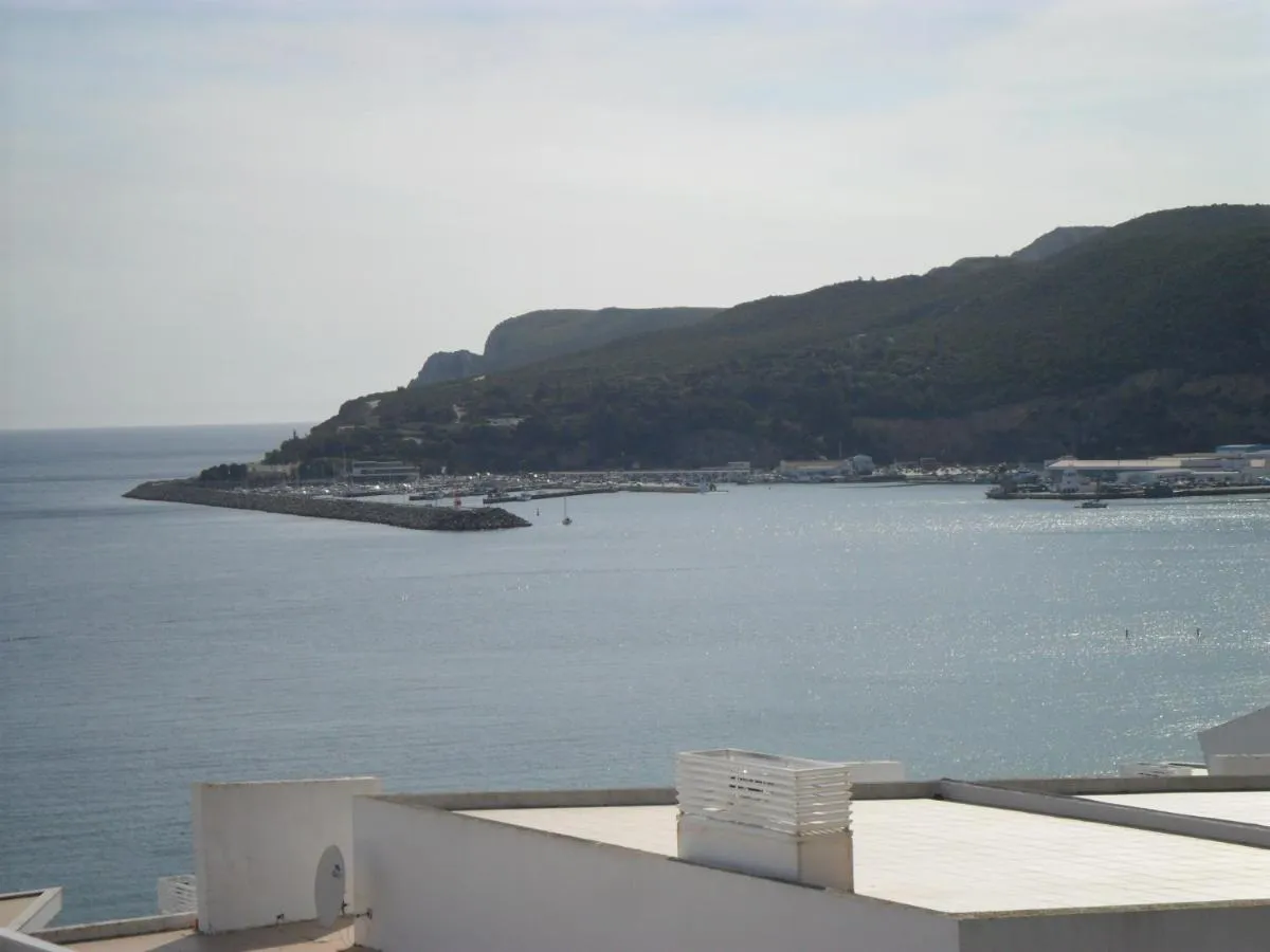 Vista para a baía e o porto de Sesimbra