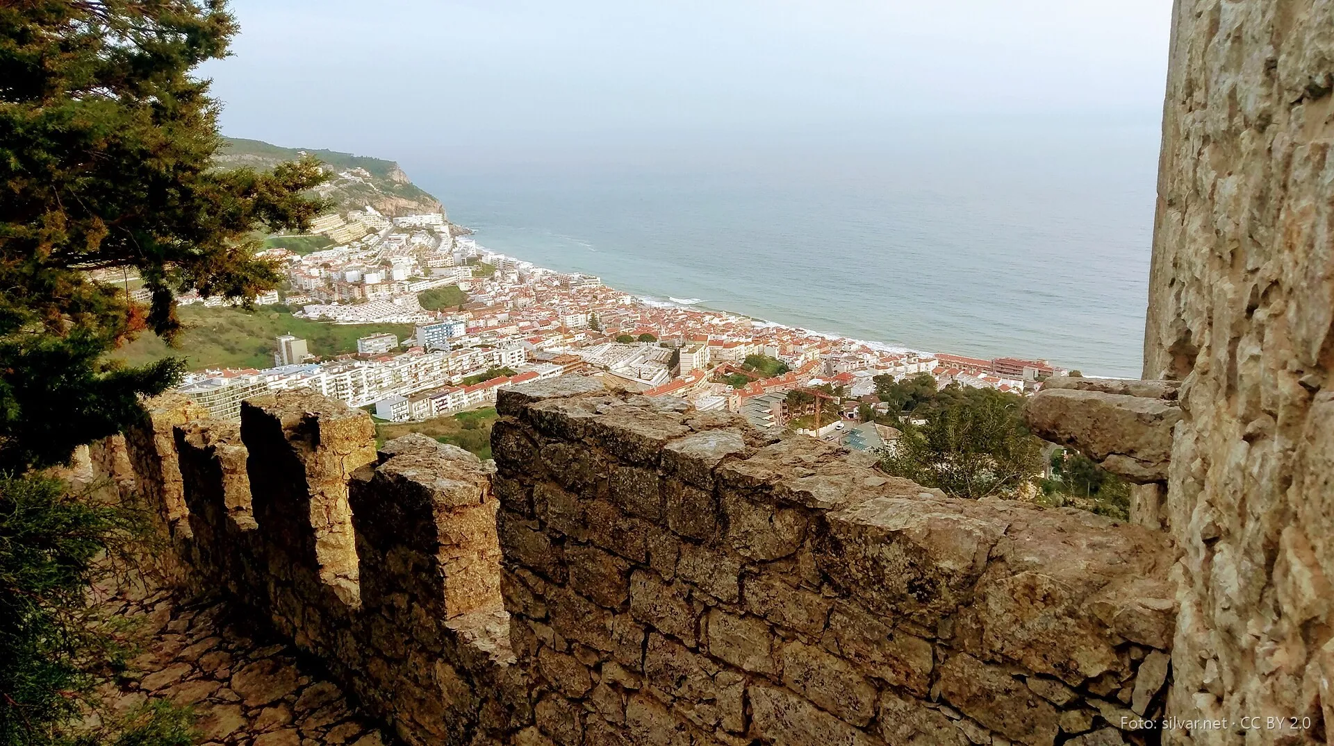Muralhas do castelo sobre a vila